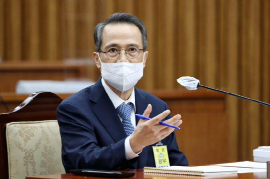 윤석열 정부 초대 국가정보원장으로 지명된 김규현 후보자가 25일 서울 여의도 국회에서 열린 인사청문회에 출석해 의원질의에 답하고 있다. <국회사진기자단>